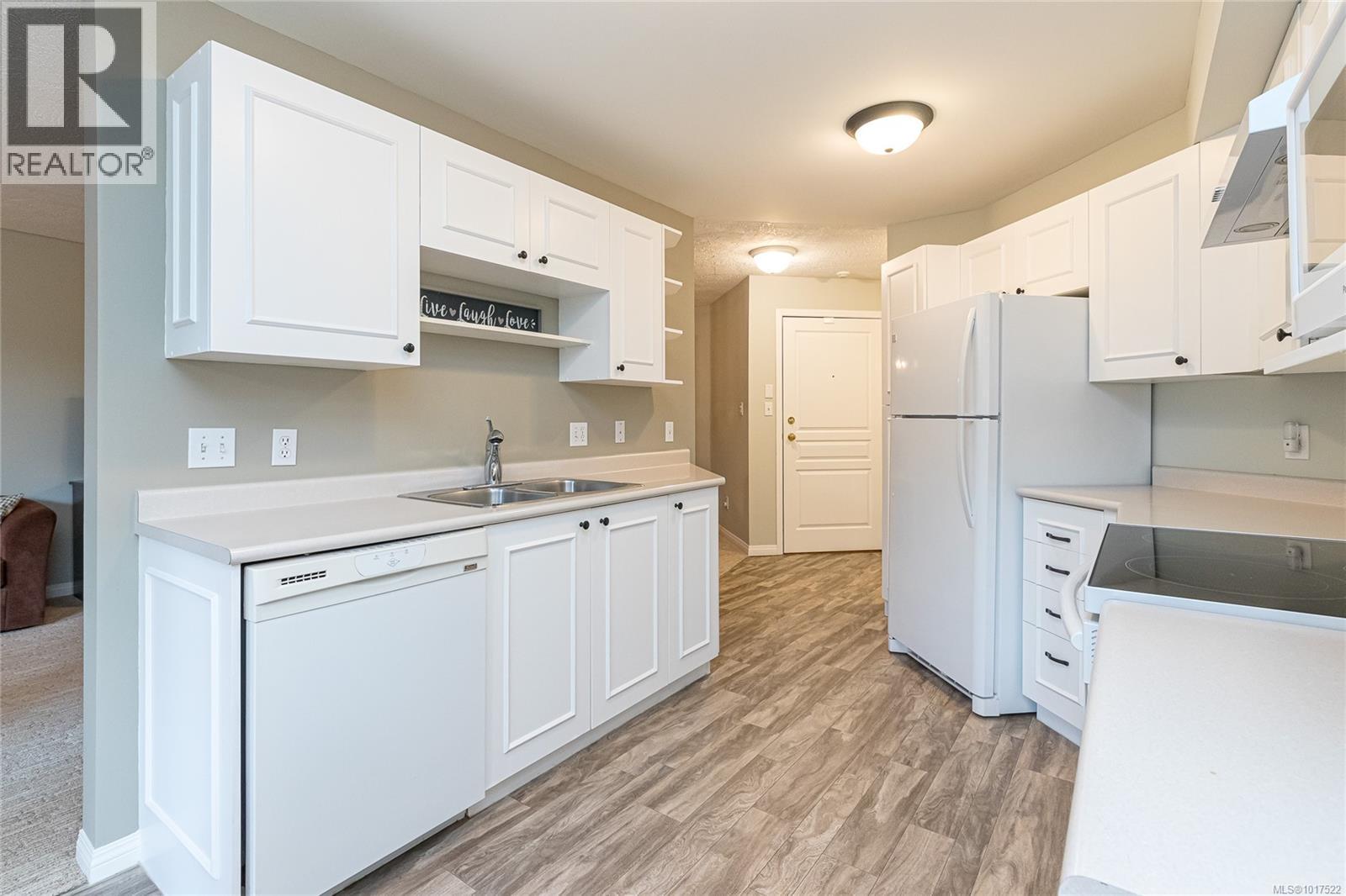 211 490 Marsett Place, Saanich