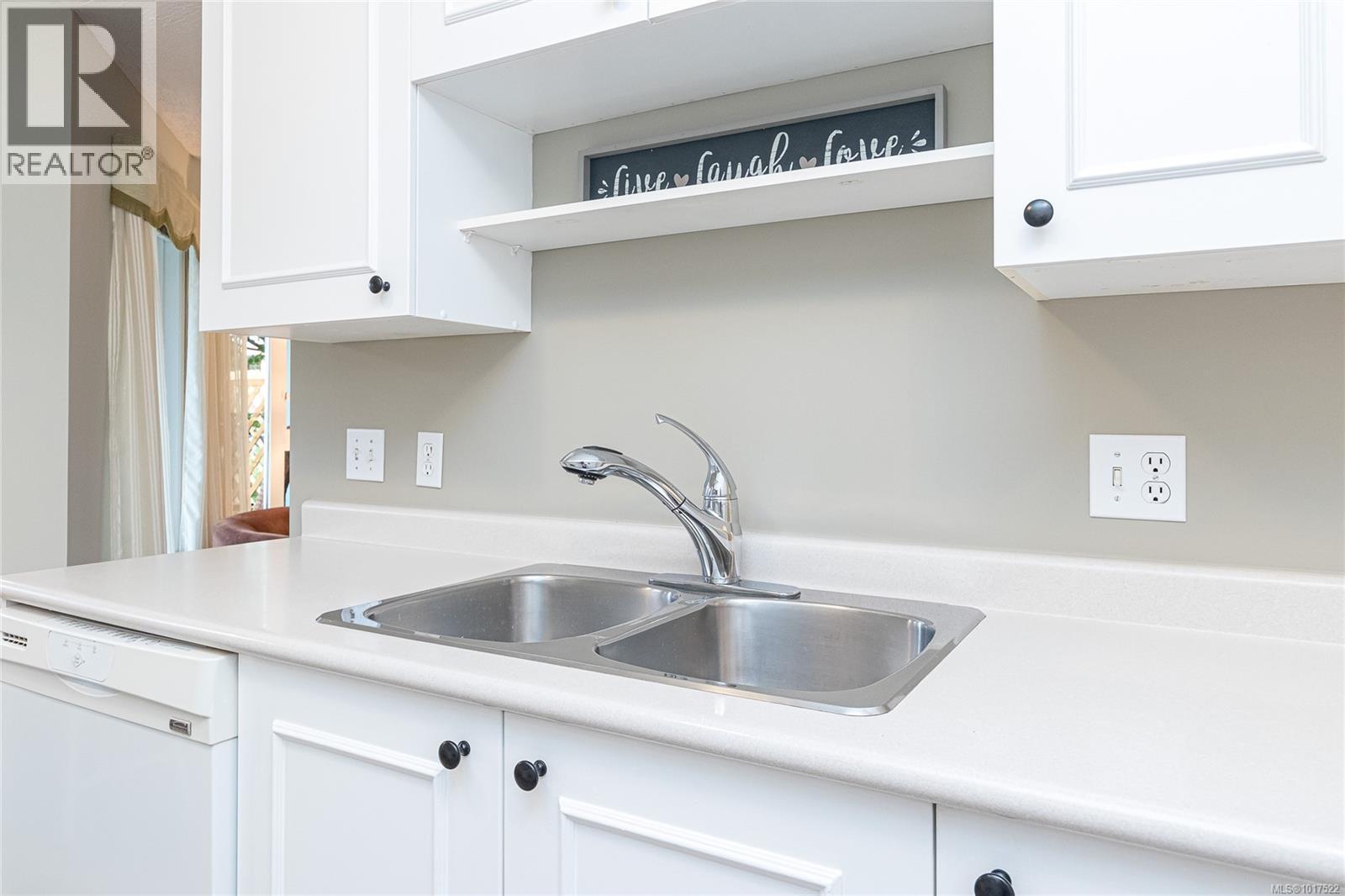 211 490 Marsett Place, Saanich