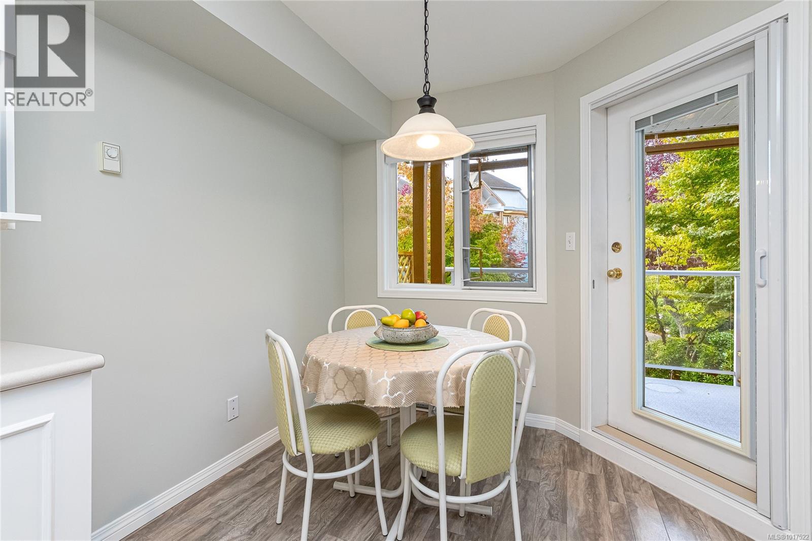 211 490 Marsett Place, Saanich