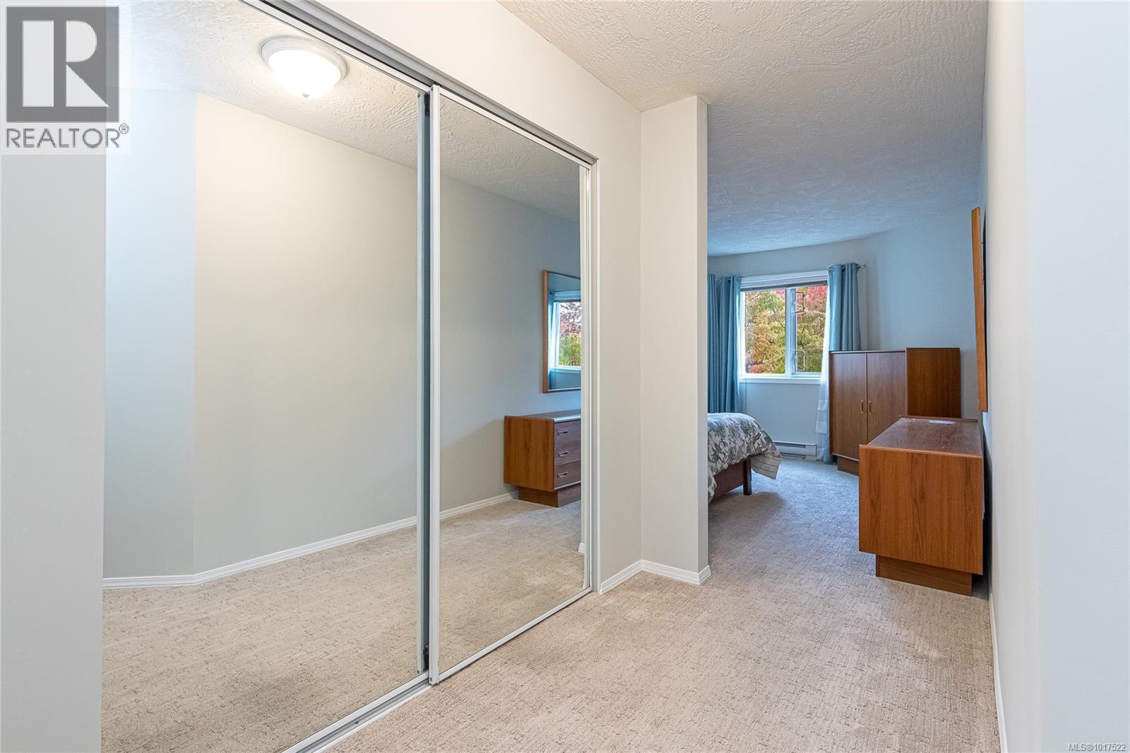 211 490 Marsett Place, Saanich