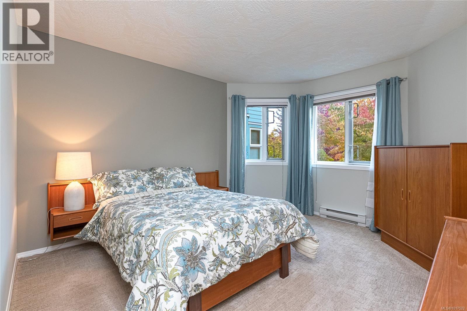 211 490 Marsett Place, Saanich