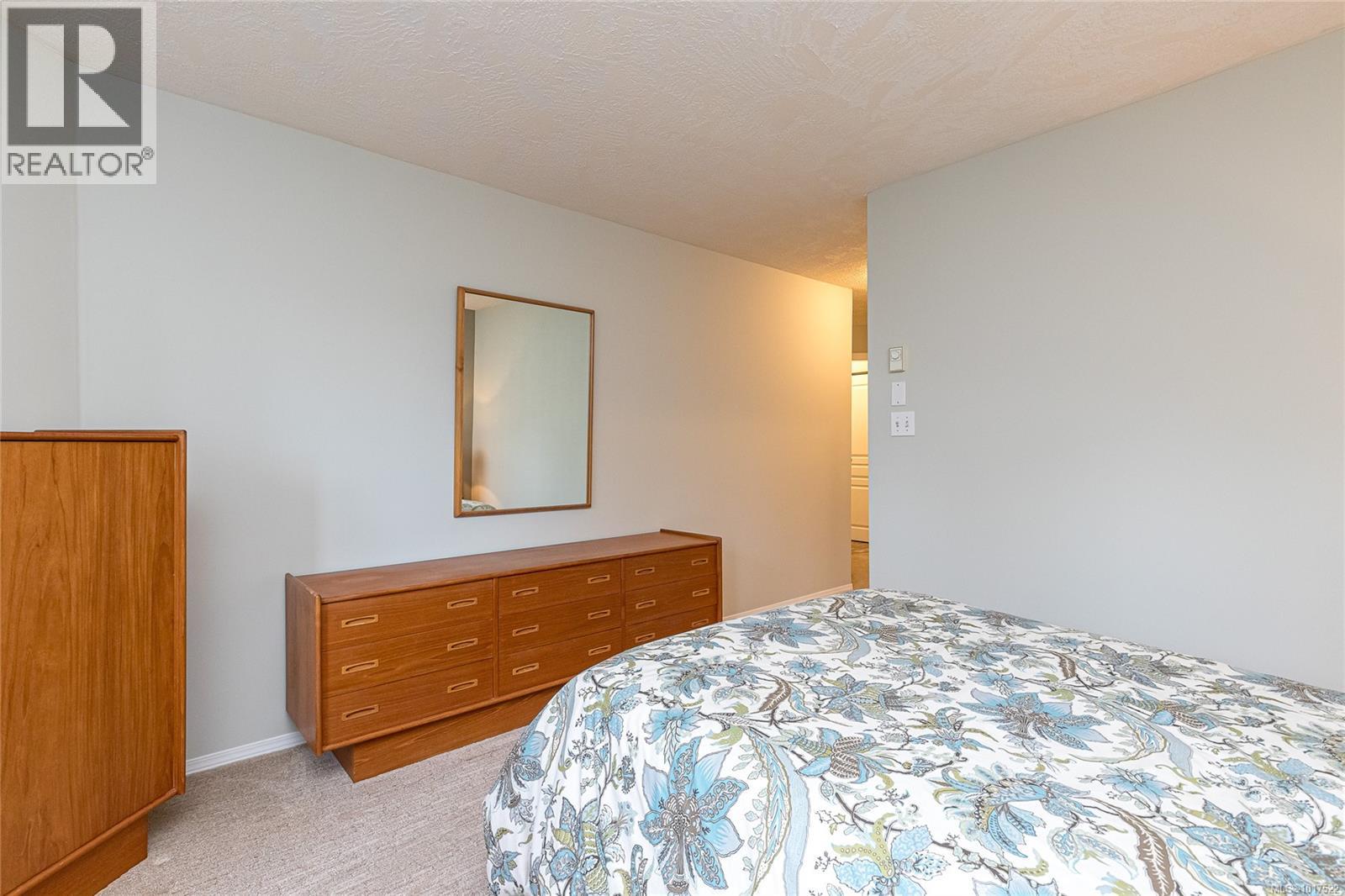 211 490 Marsett Place, Saanich