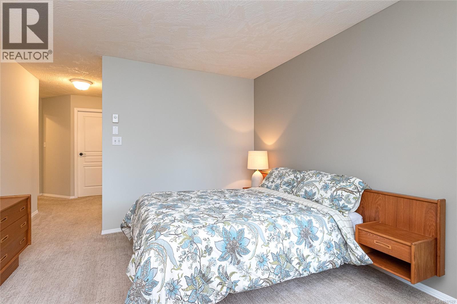 211 490 Marsett Place, Saanich
