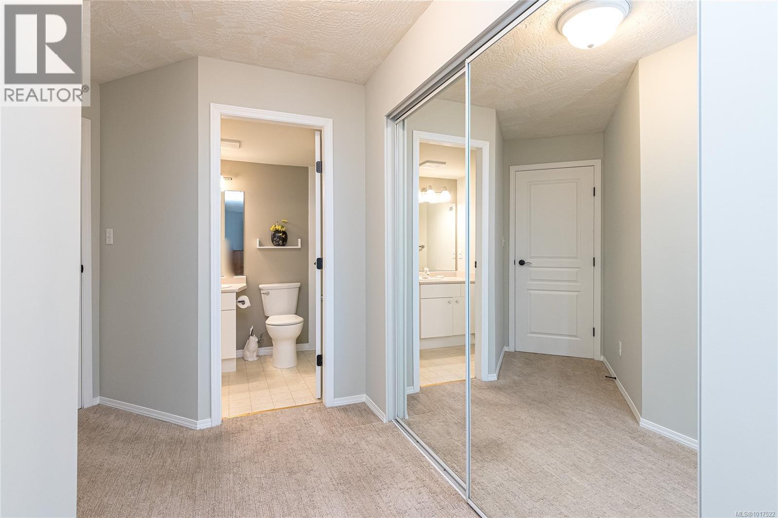 211 490 Marsett Place, Saanich