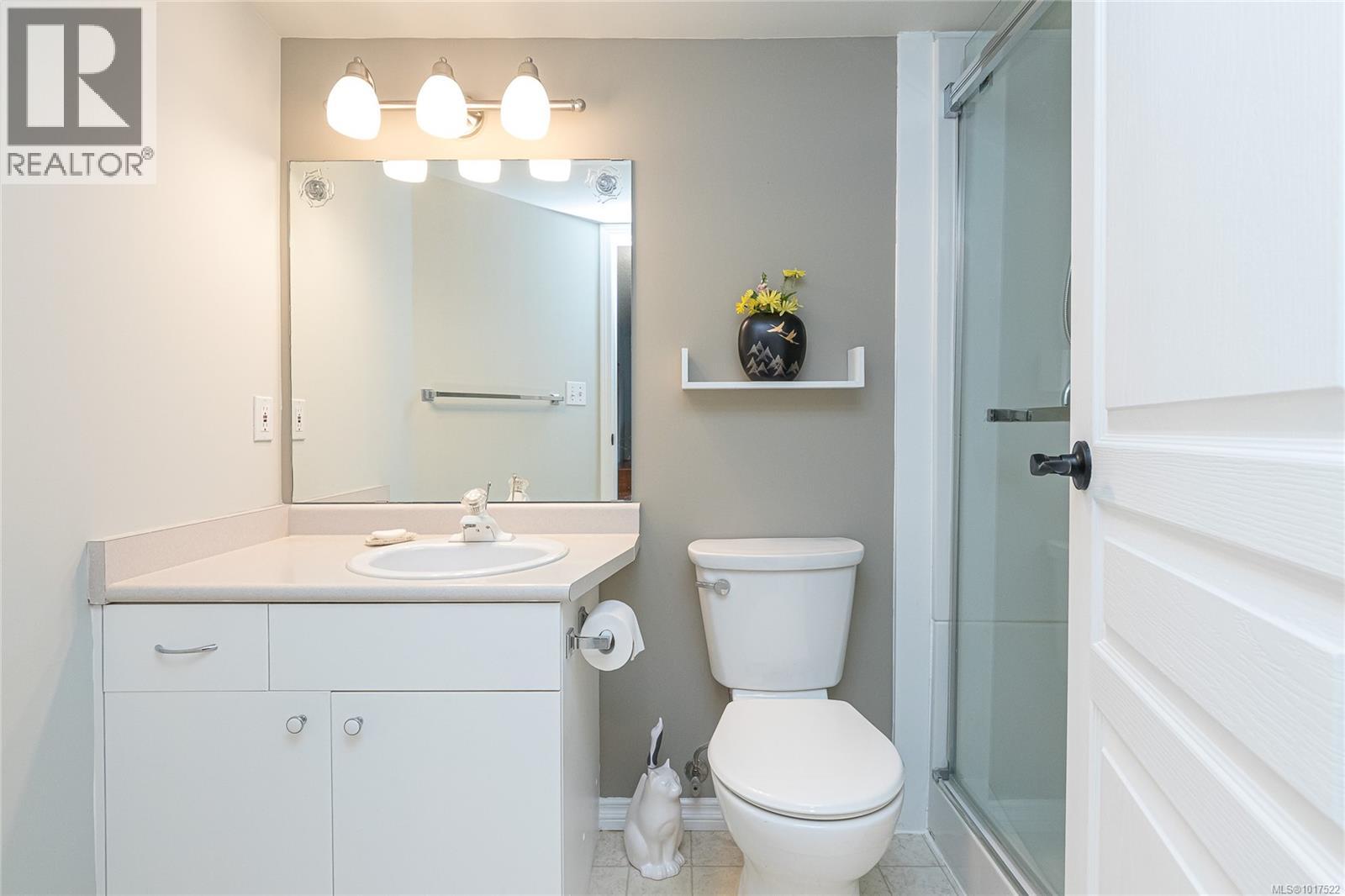 211 490 Marsett Place, Saanich