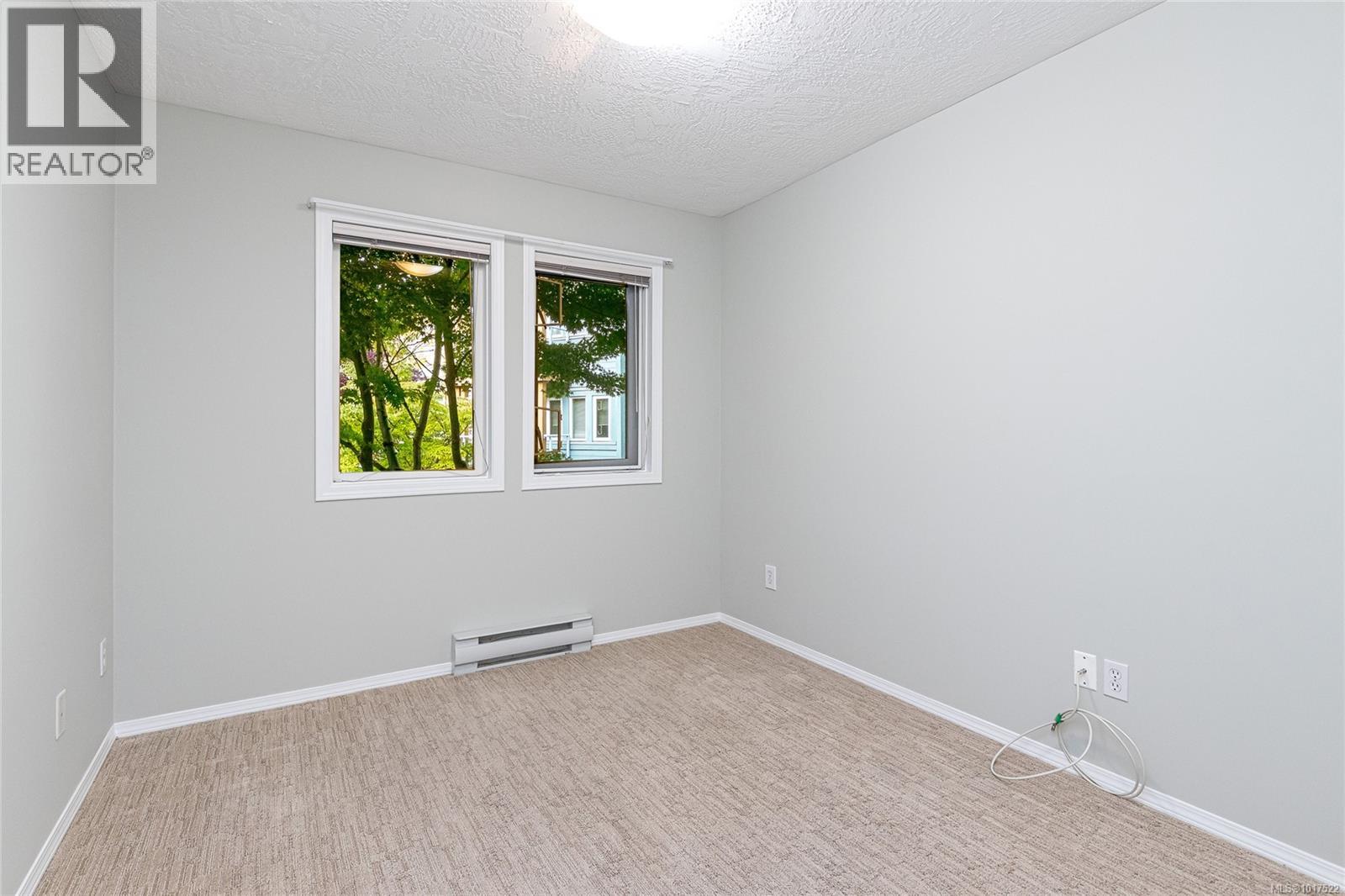 211 490 Marsett Place, Saanich