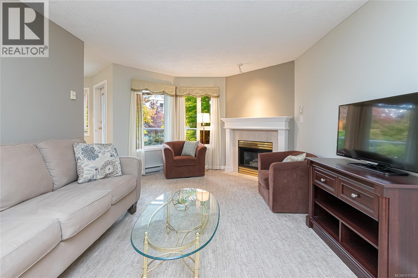 211 490 Marsett Place, Saanich