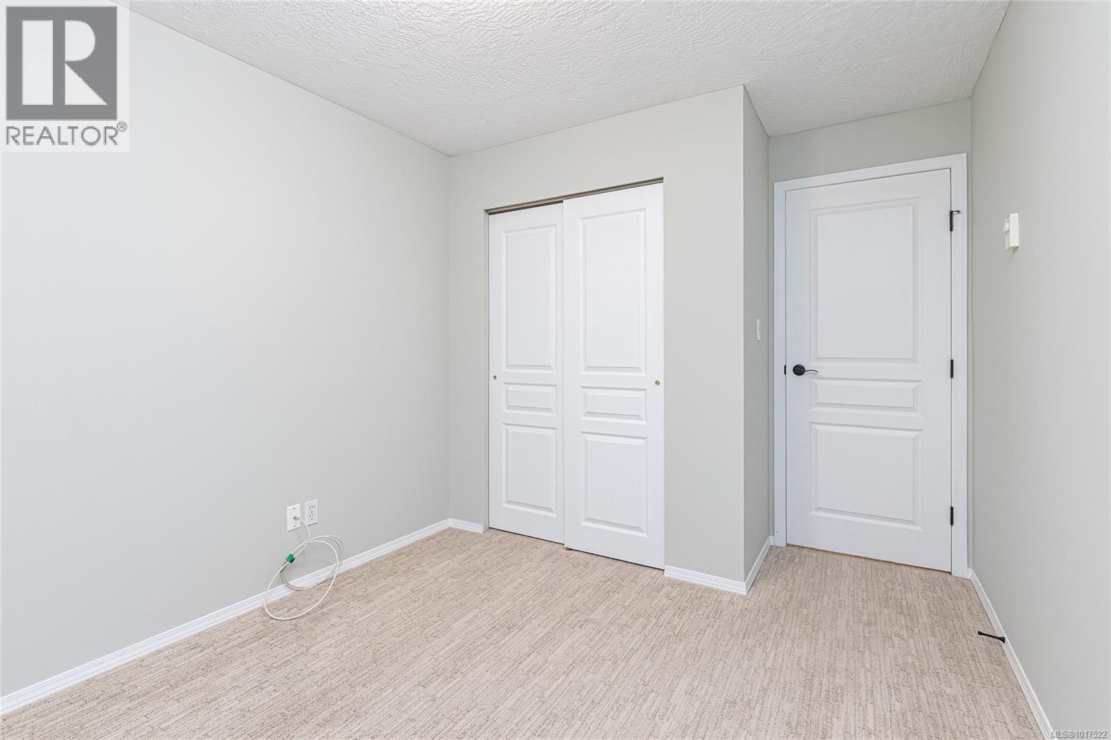 211 490 Marsett Place, Saanich