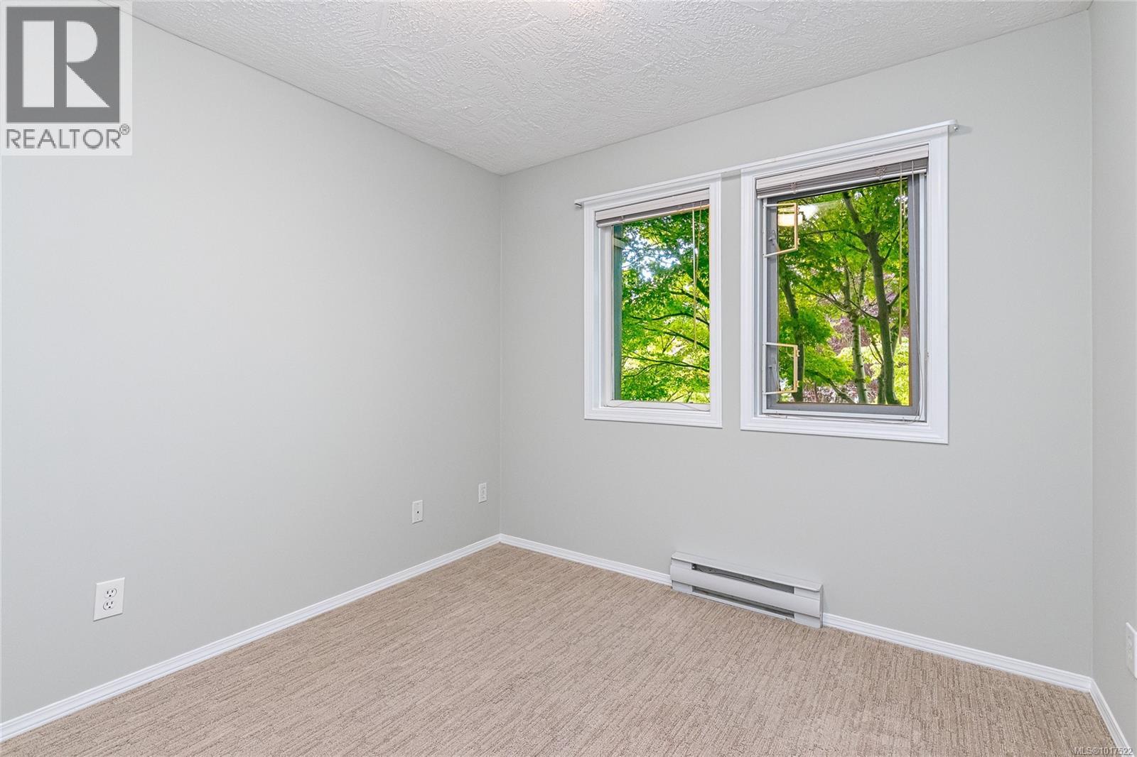 211 490 Marsett Place, Saanich