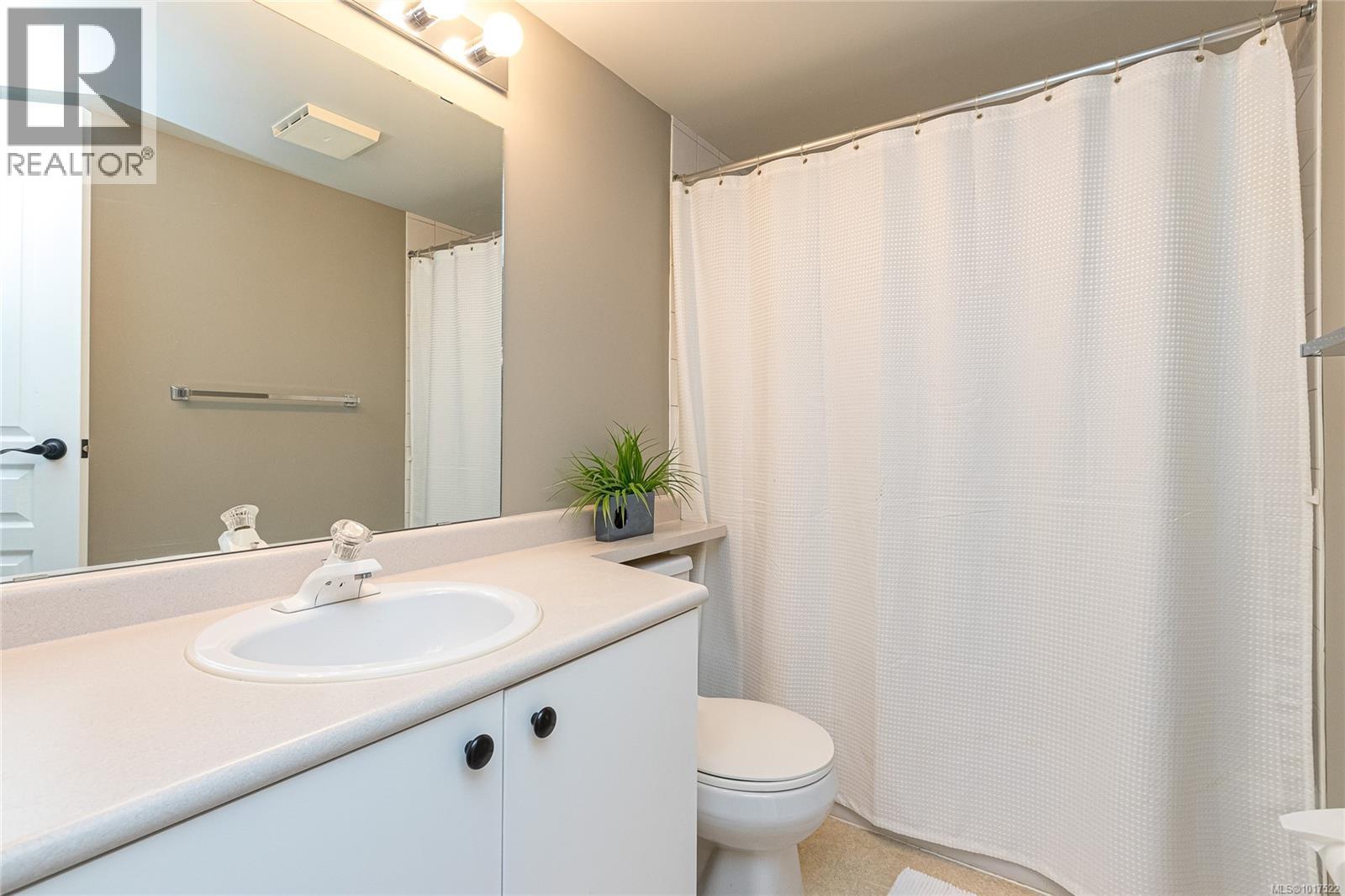211 490 Marsett Place, Saanich
