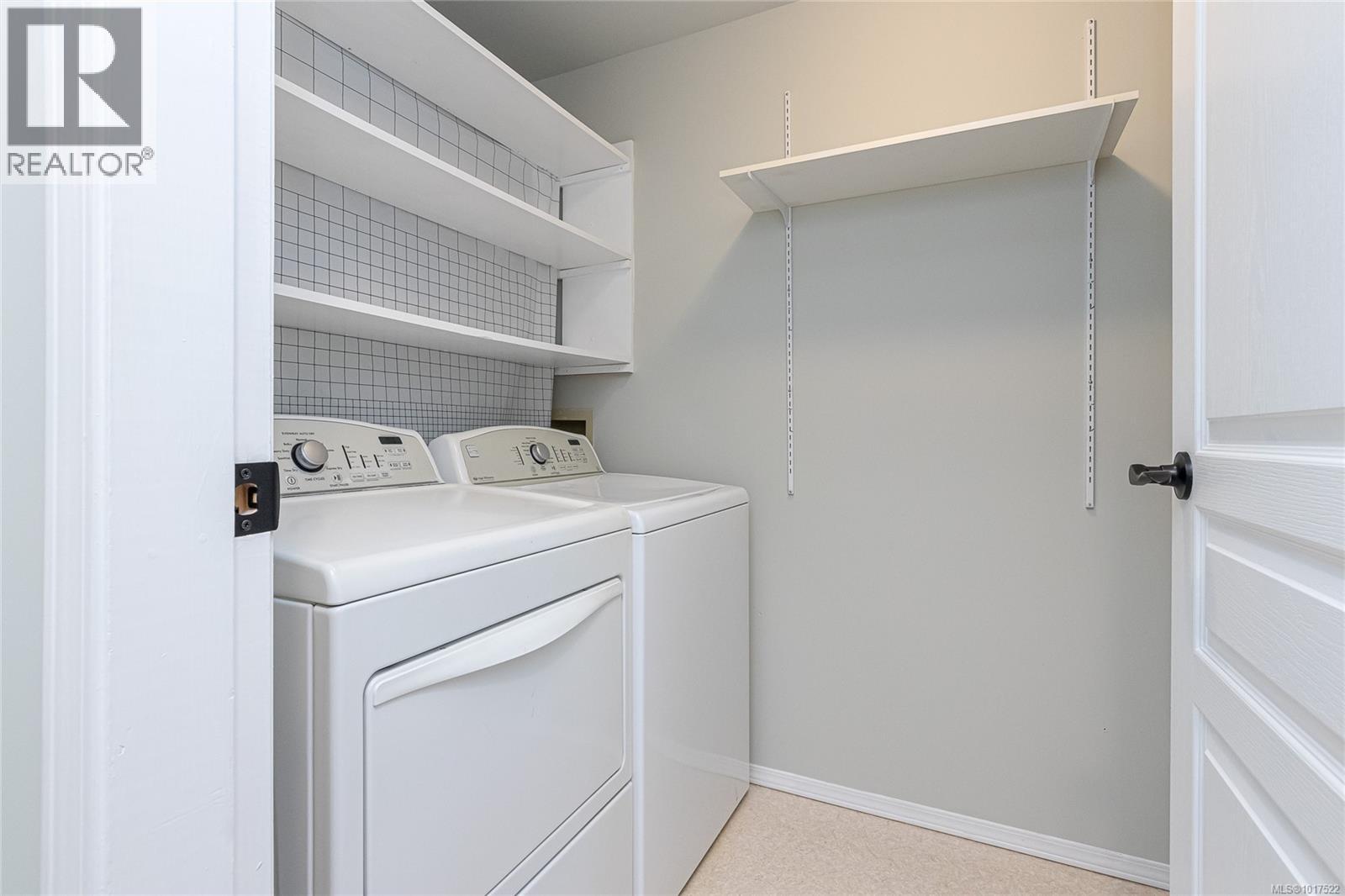 211 490 Marsett Place, Saanich