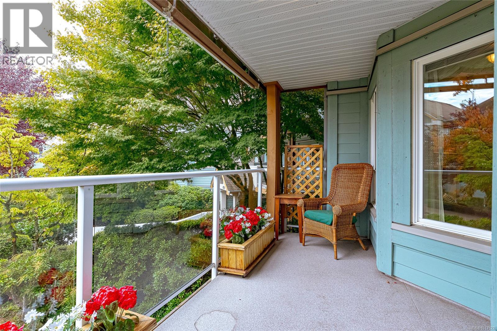211 490 Marsett Place, Saanich