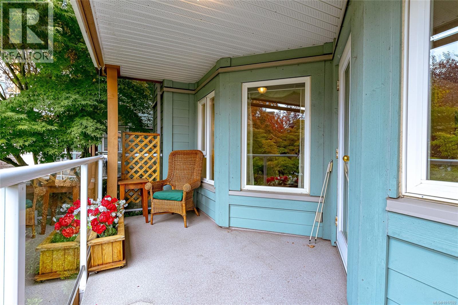 211 490 Marsett Place, Saanich