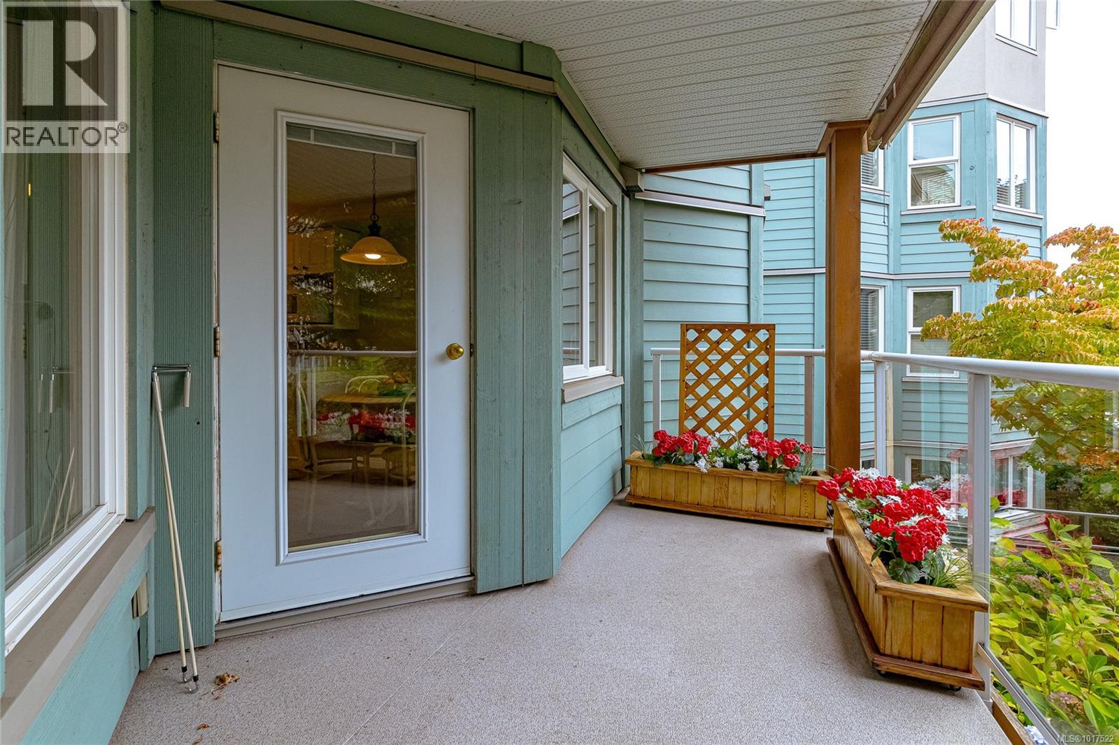 211 490 Marsett Place, Saanich