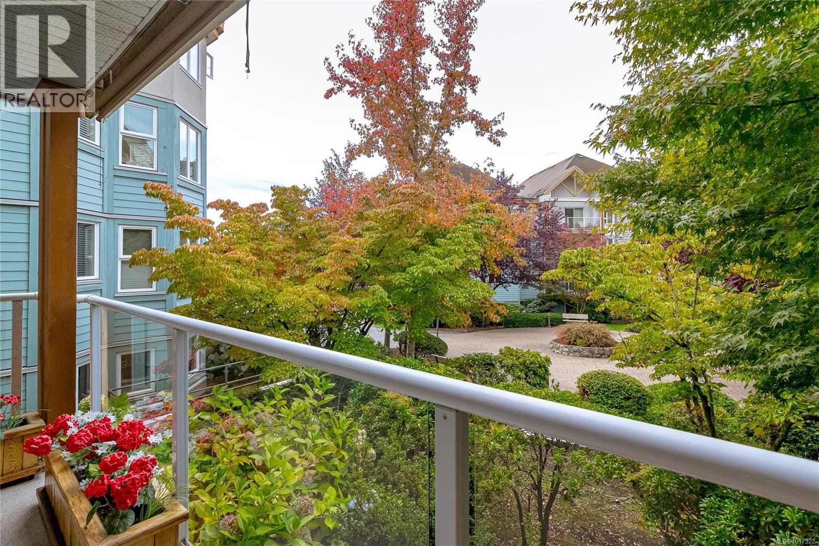 211 490 Marsett Place, Saanich