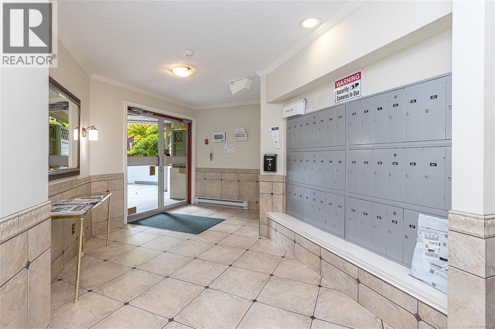 211 490 Marsett Place, Saanich