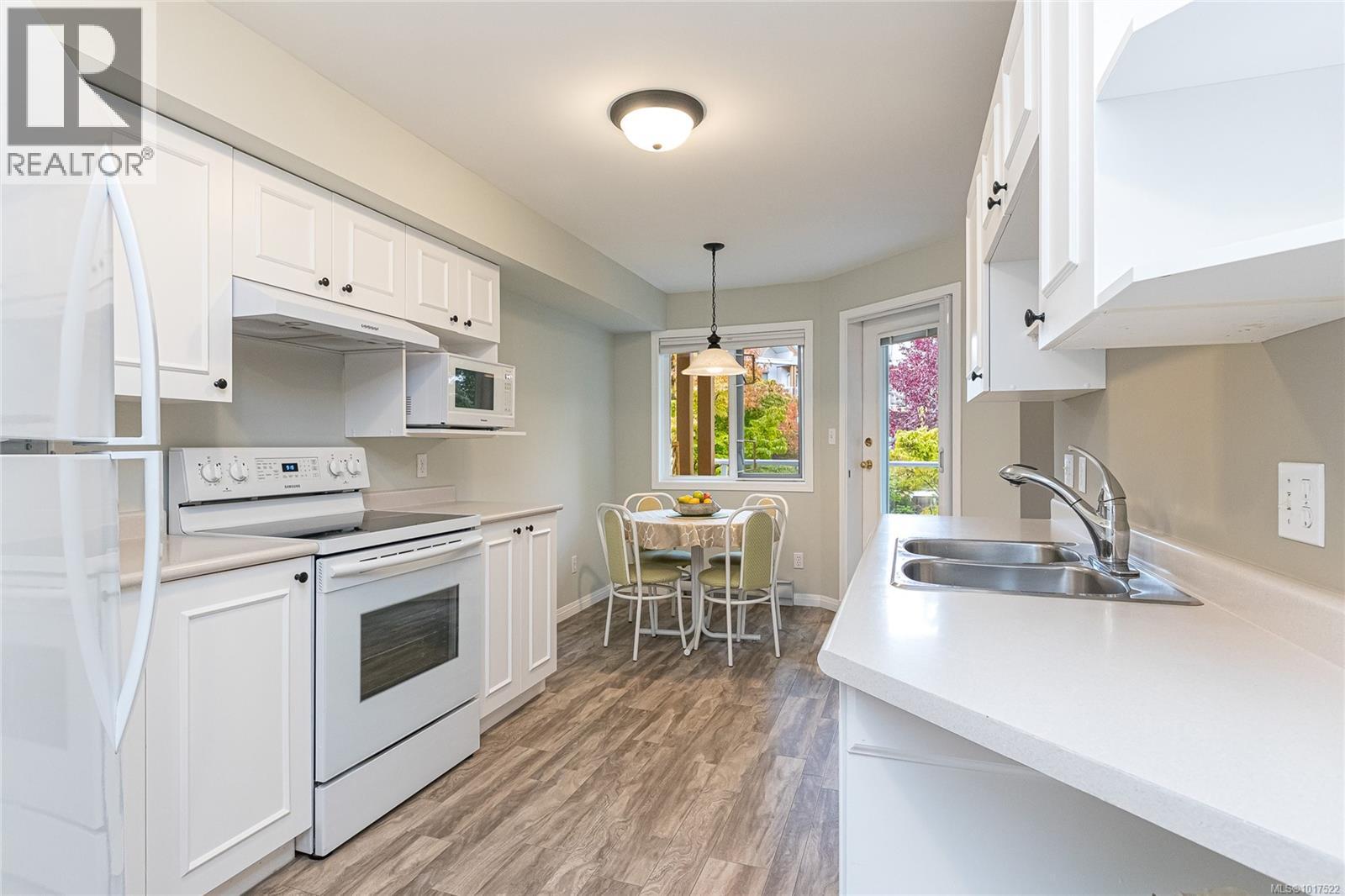 211 490 Marsett Place, Saanich