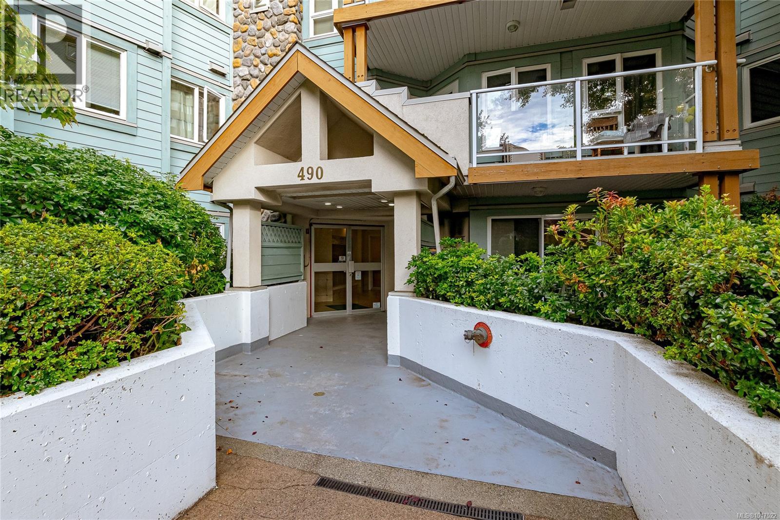 211 490 Marsett Place, Saanich