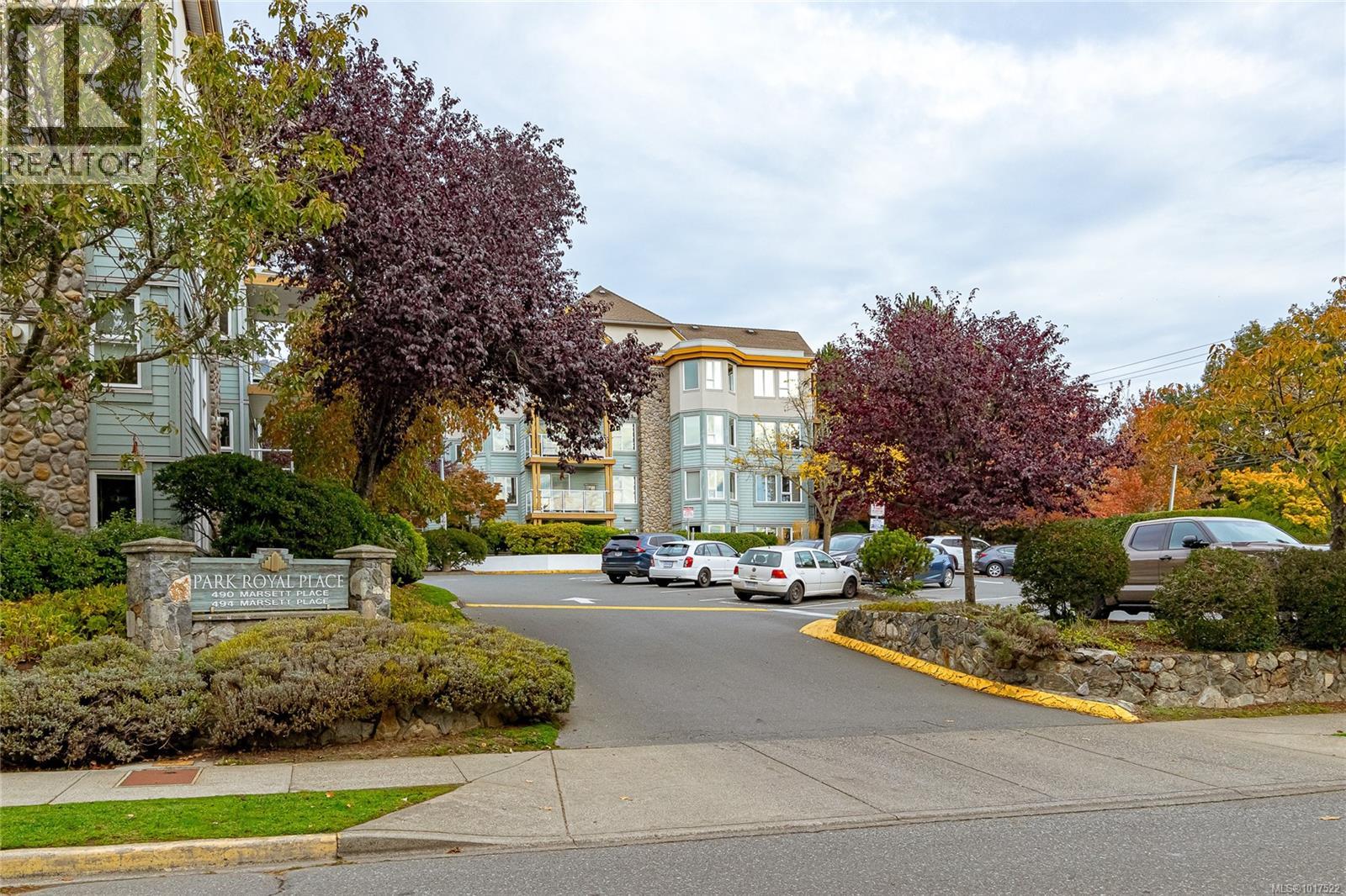 211 490 Marsett Place, Saanich
