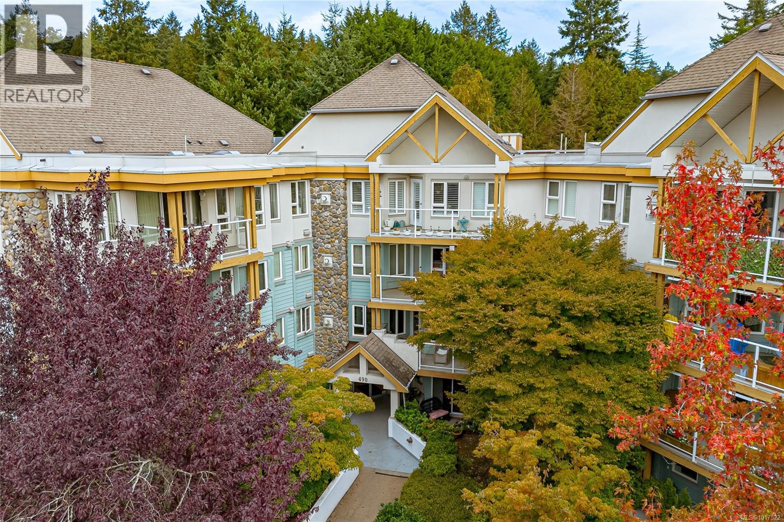 211 490 Marsett Place, Saanich