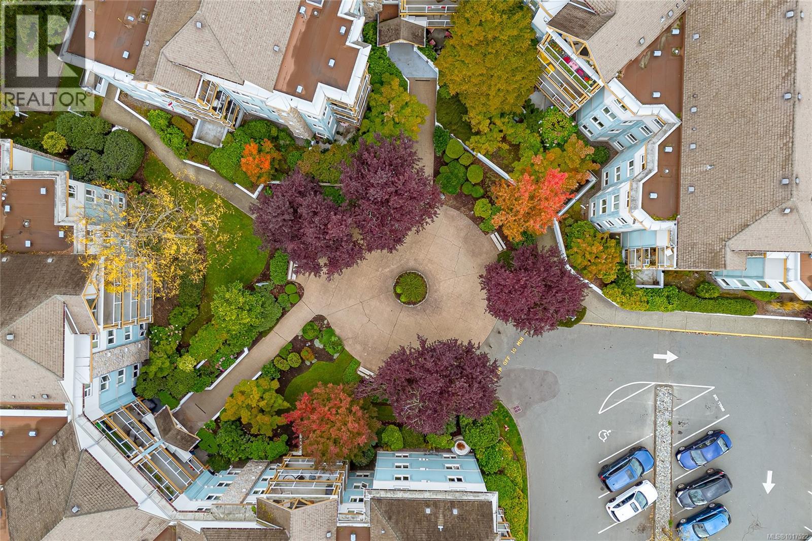 211 490 Marsett Place, Saanich