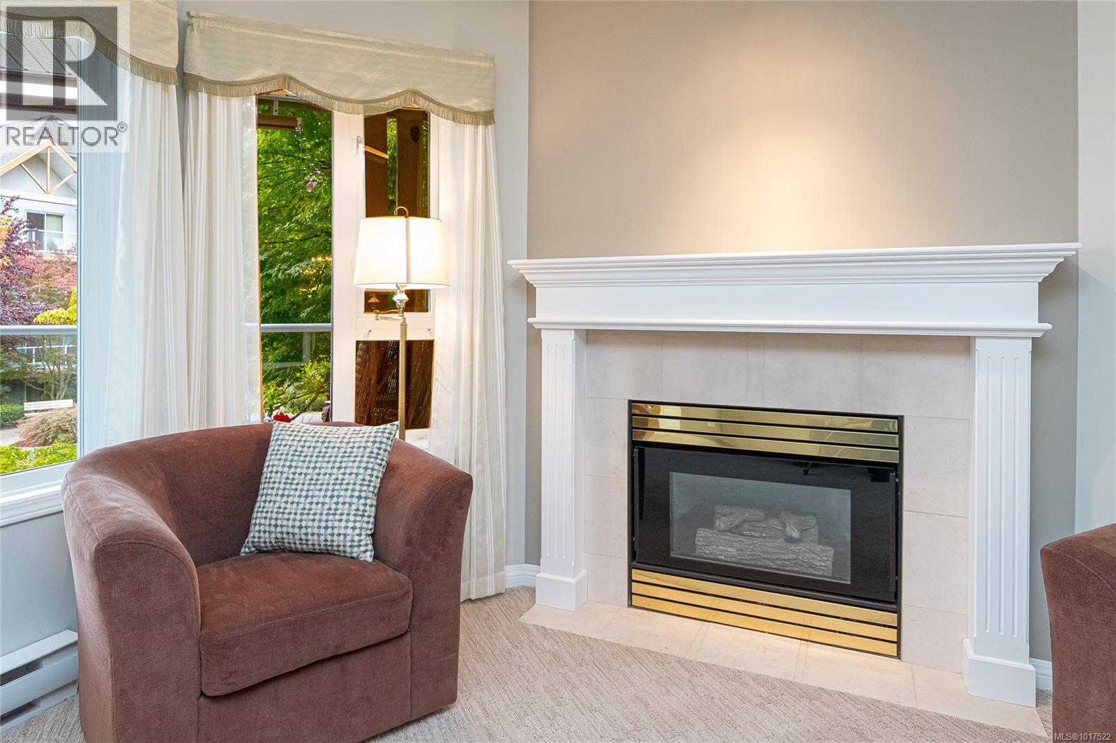 211 490 Marsett Place, Saanich