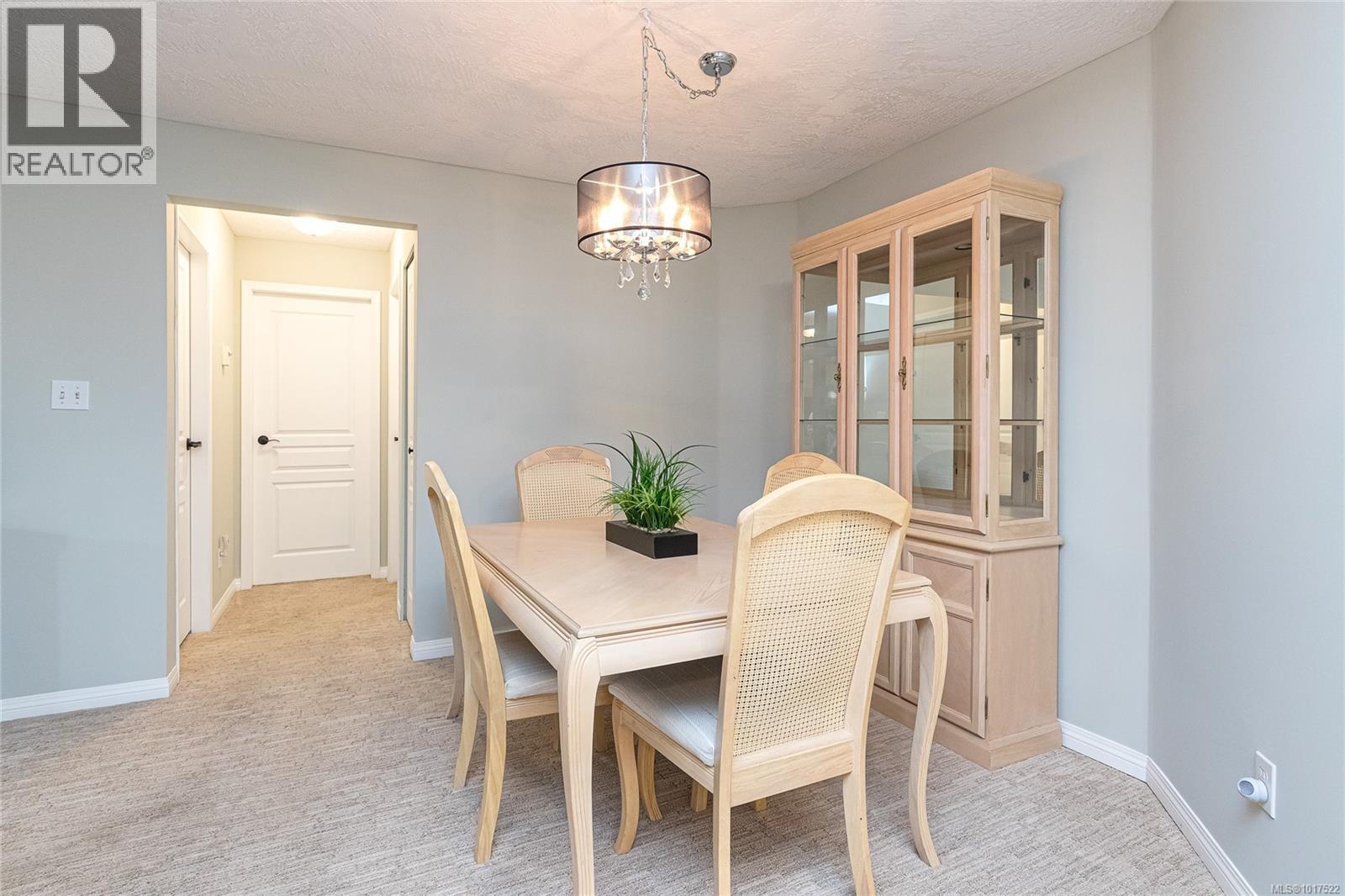 211 490 Marsett Place, Saanich