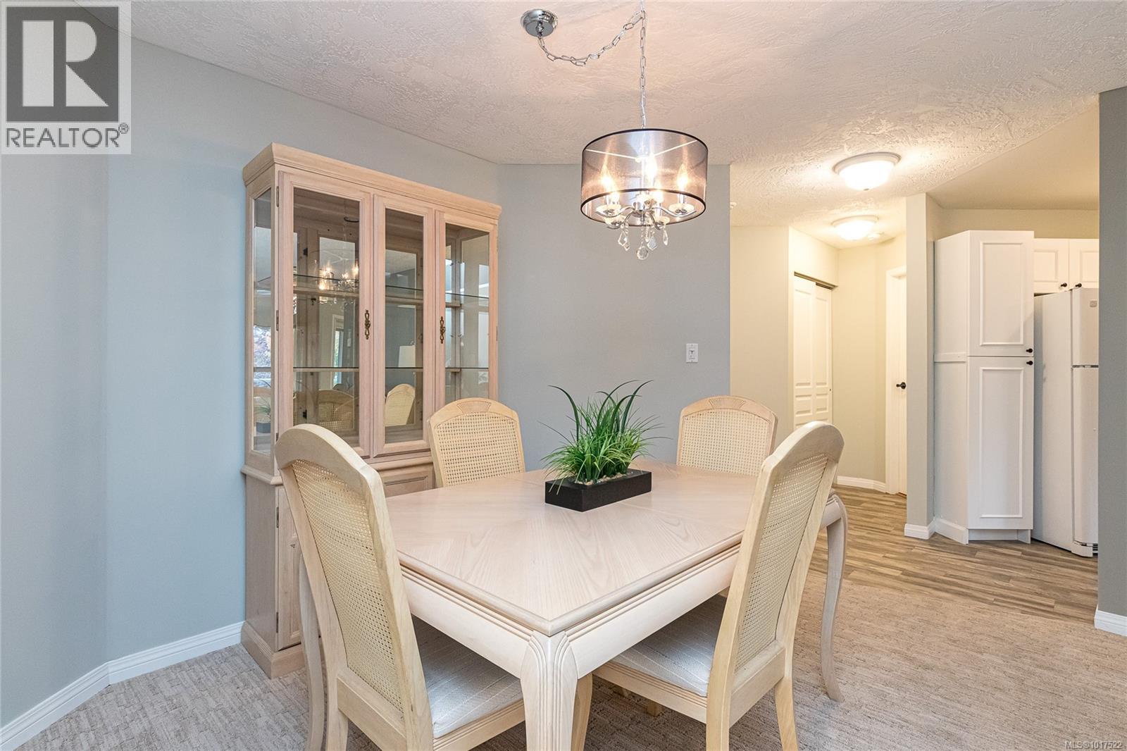 211 490 Marsett Place, Saanich