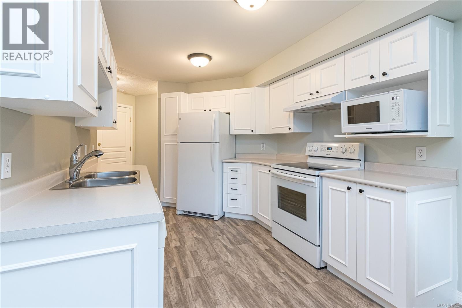 211 490 Marsett Place, Saanich