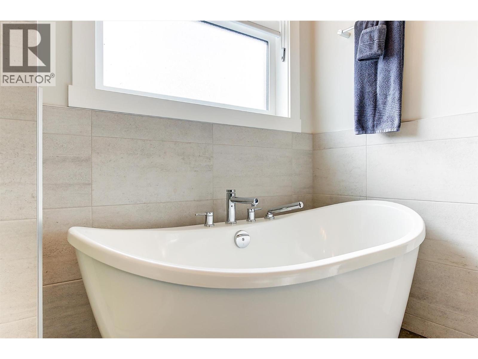  1049 Loseth Drive, Kelowna