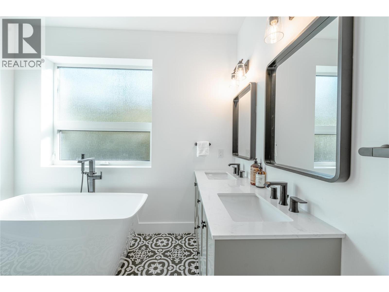 1570 Hiob Road, Revelstoke