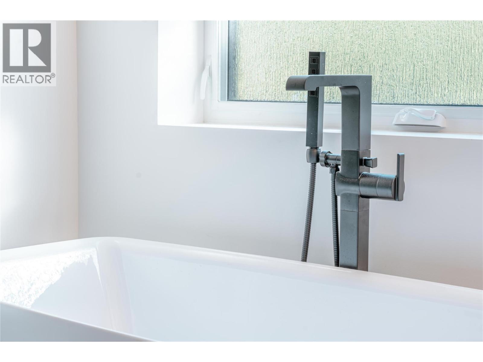 1570 Hiob Road, Revelstoke