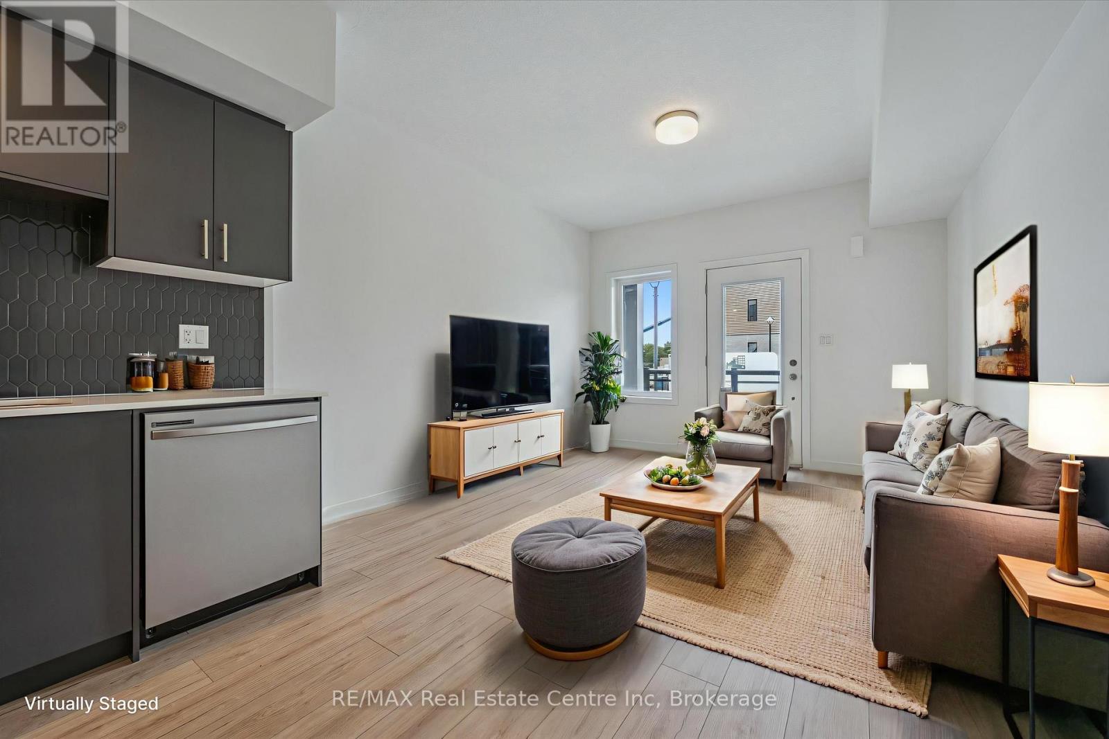 6 – 940 ST DAVID STREET N