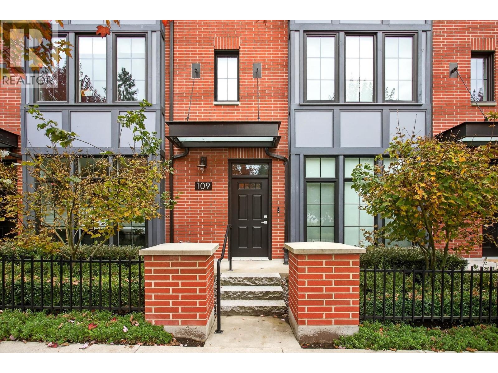 109 2070 CURLING ROAD - Photo 3 of 40, North Vancouver, British Columbia