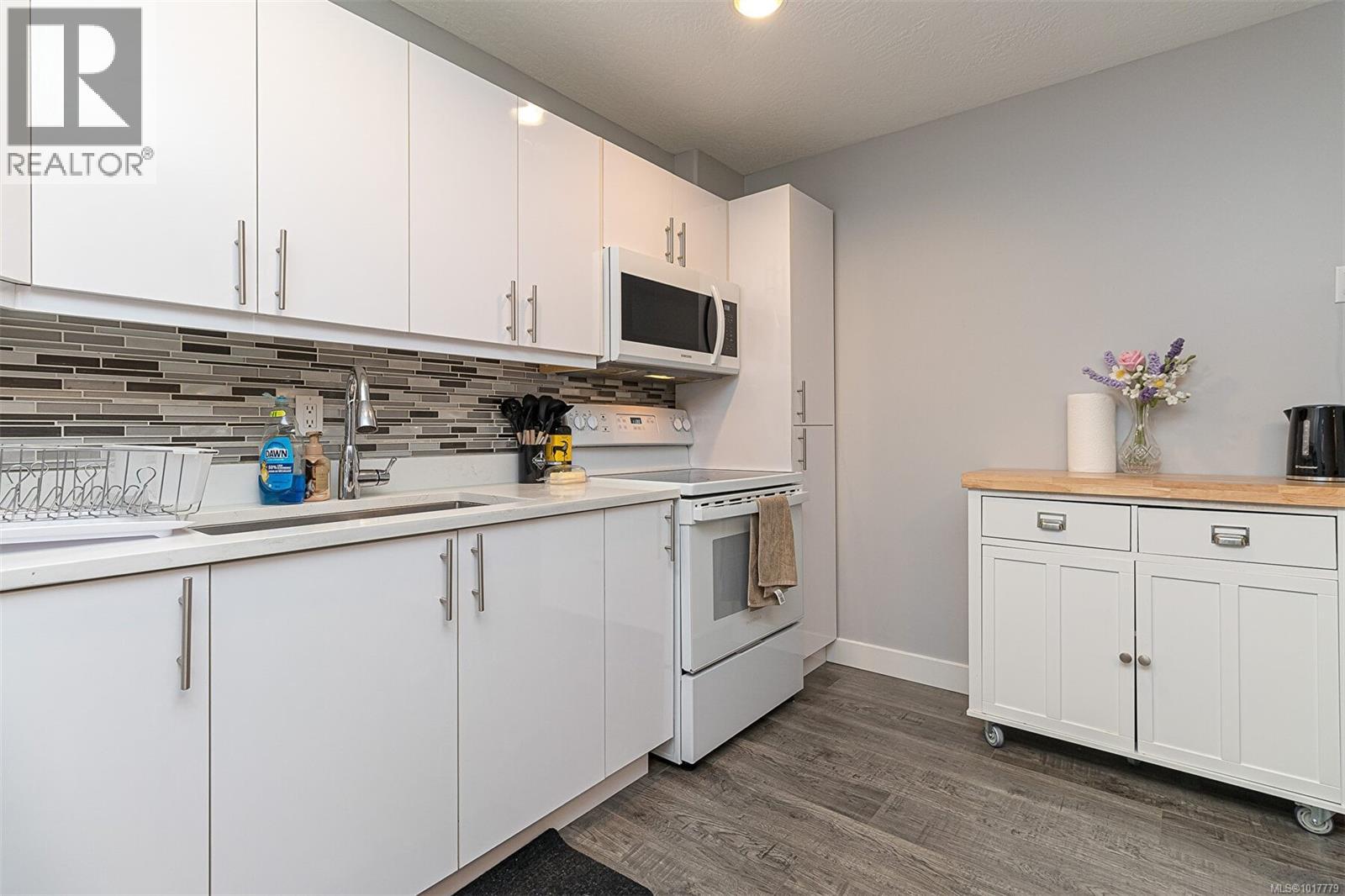  1062 Valewood Trail, Saanich