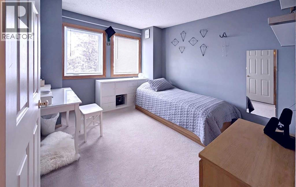 Single Family House for Sale in  Shawbrooke Court SW Shawnessy Calgary 