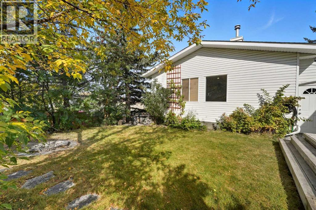 Single Family House 4 Level for Sale in  Braemar Place SW Braeside Calgary 