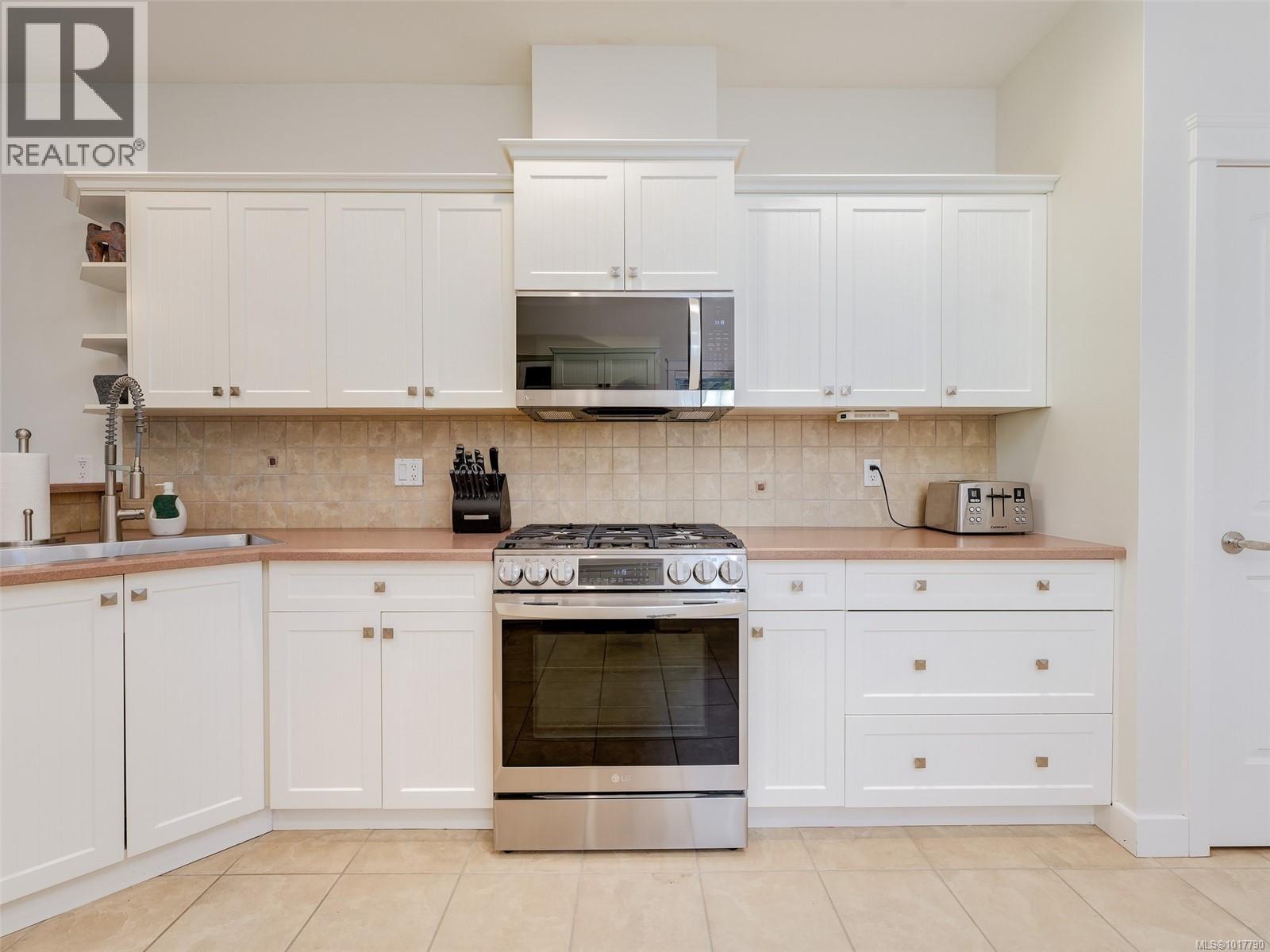  569 Caselton Place, Saanich