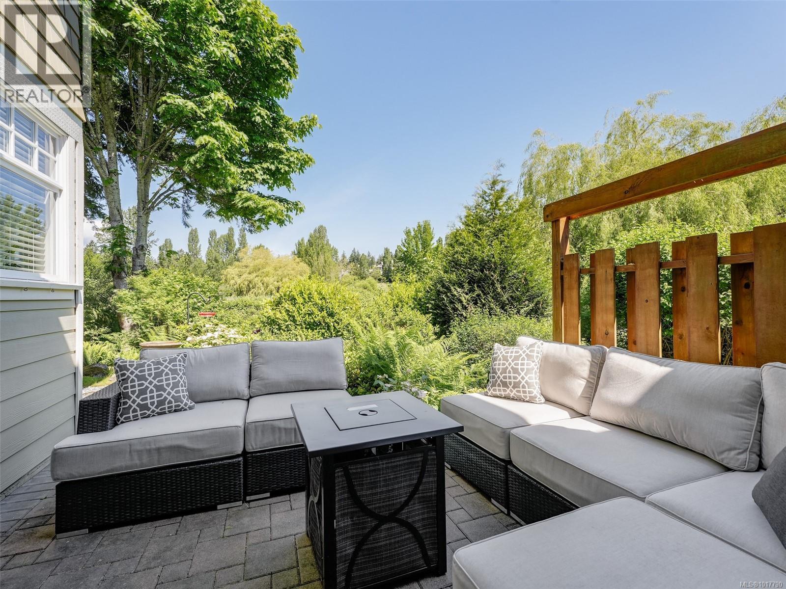  569 Caselton Place, Saanich