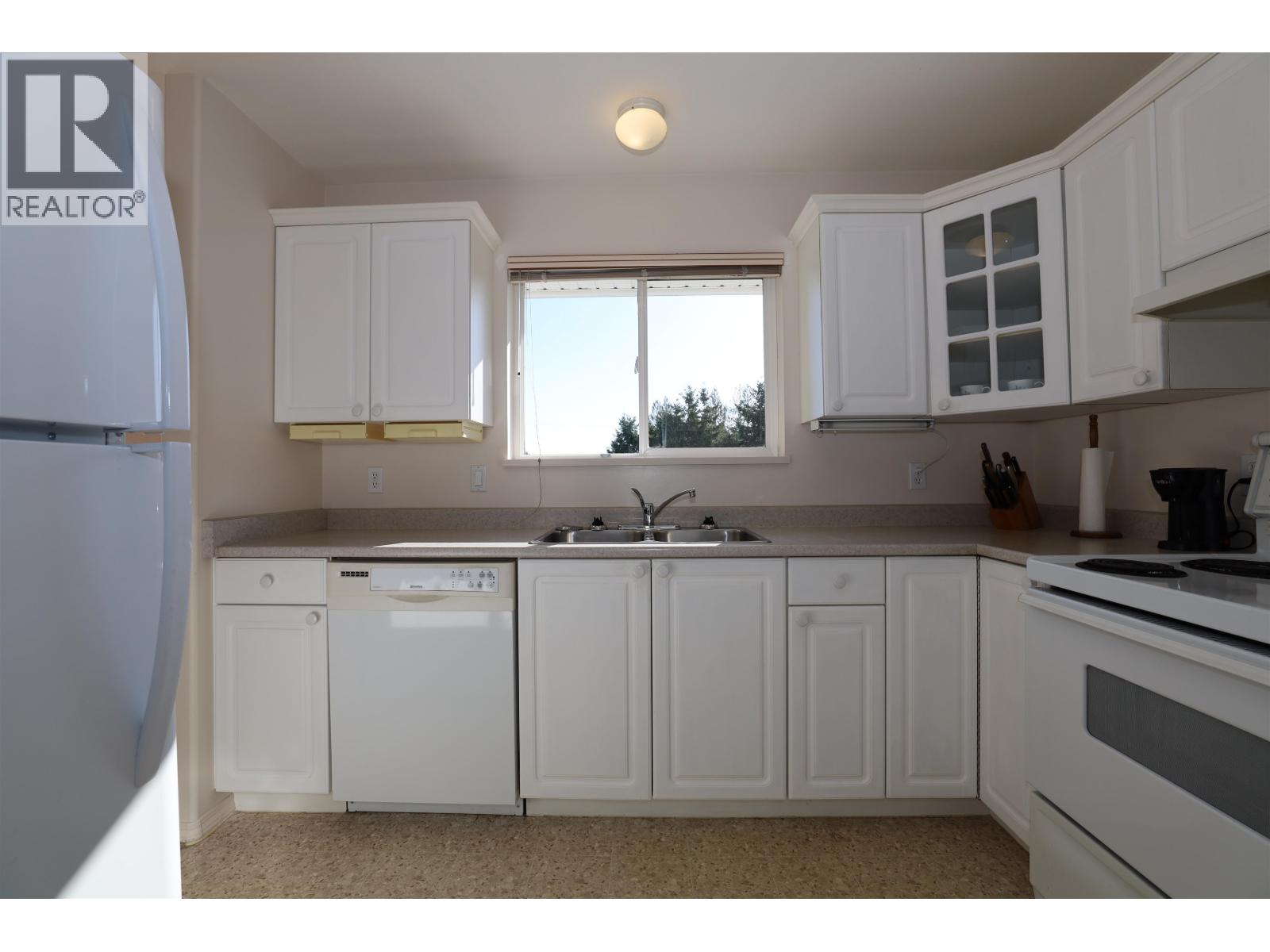 28 5610 TRAIL AVENUE, Sechelt