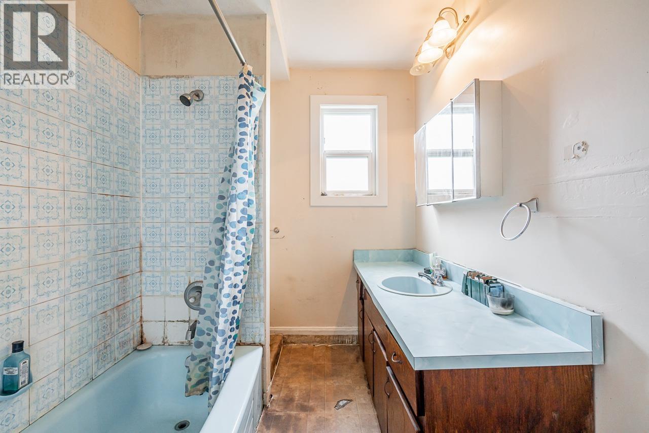 1247 EWEN AVENUE, New Westminster