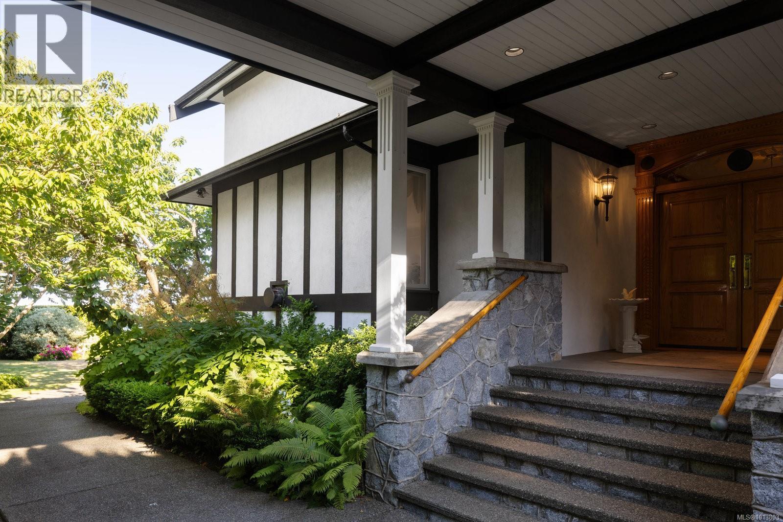  1580 Beach Drive, Oak Bay