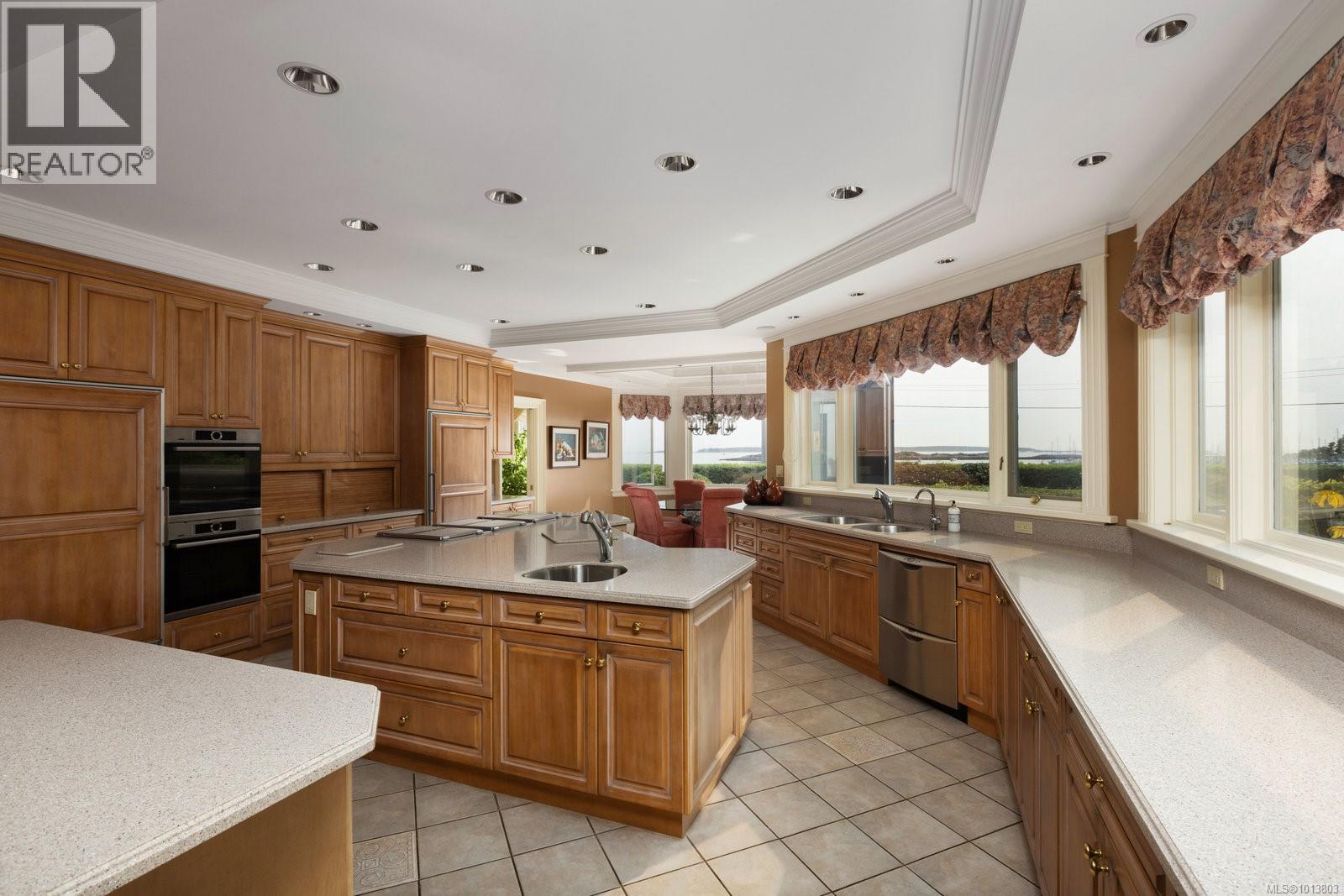  1580 Beach Drive, Oak Bay