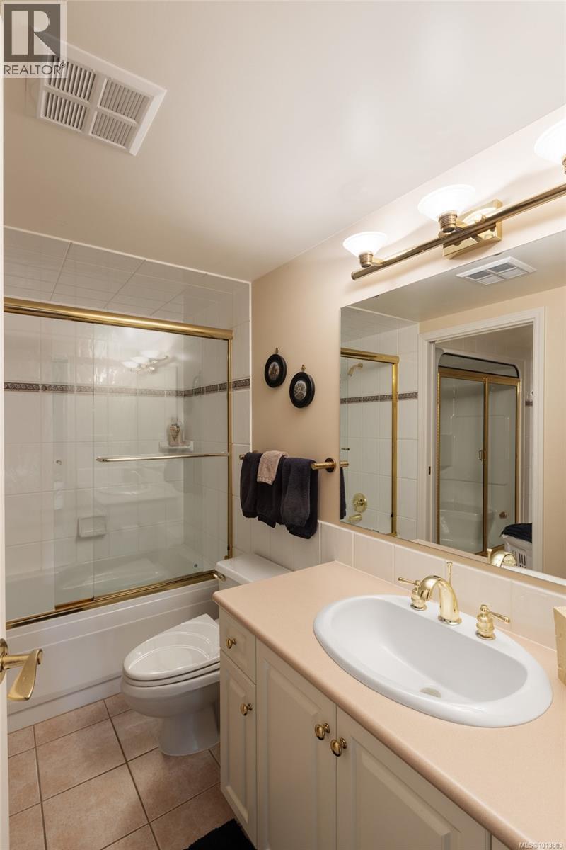  1580 Beach Drive, Oak Bay