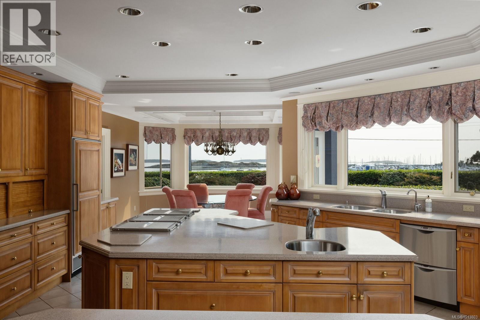  1580 Beach Drive, Oak Bay