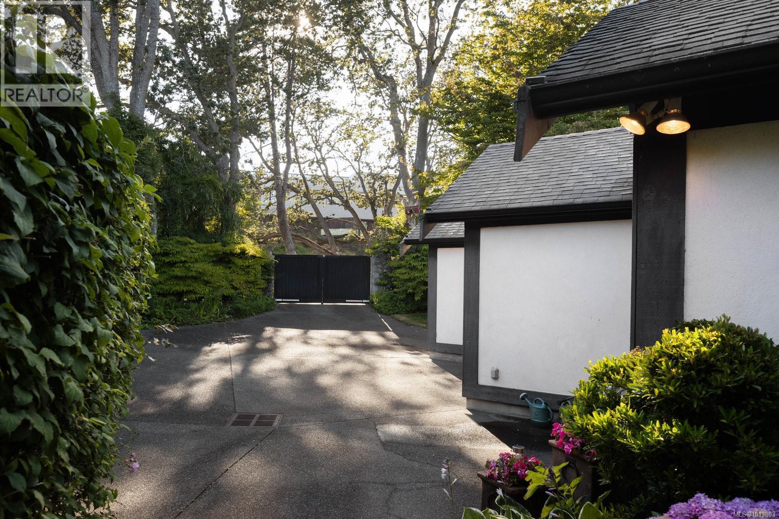  1580 Beach Drive, Oak Bay