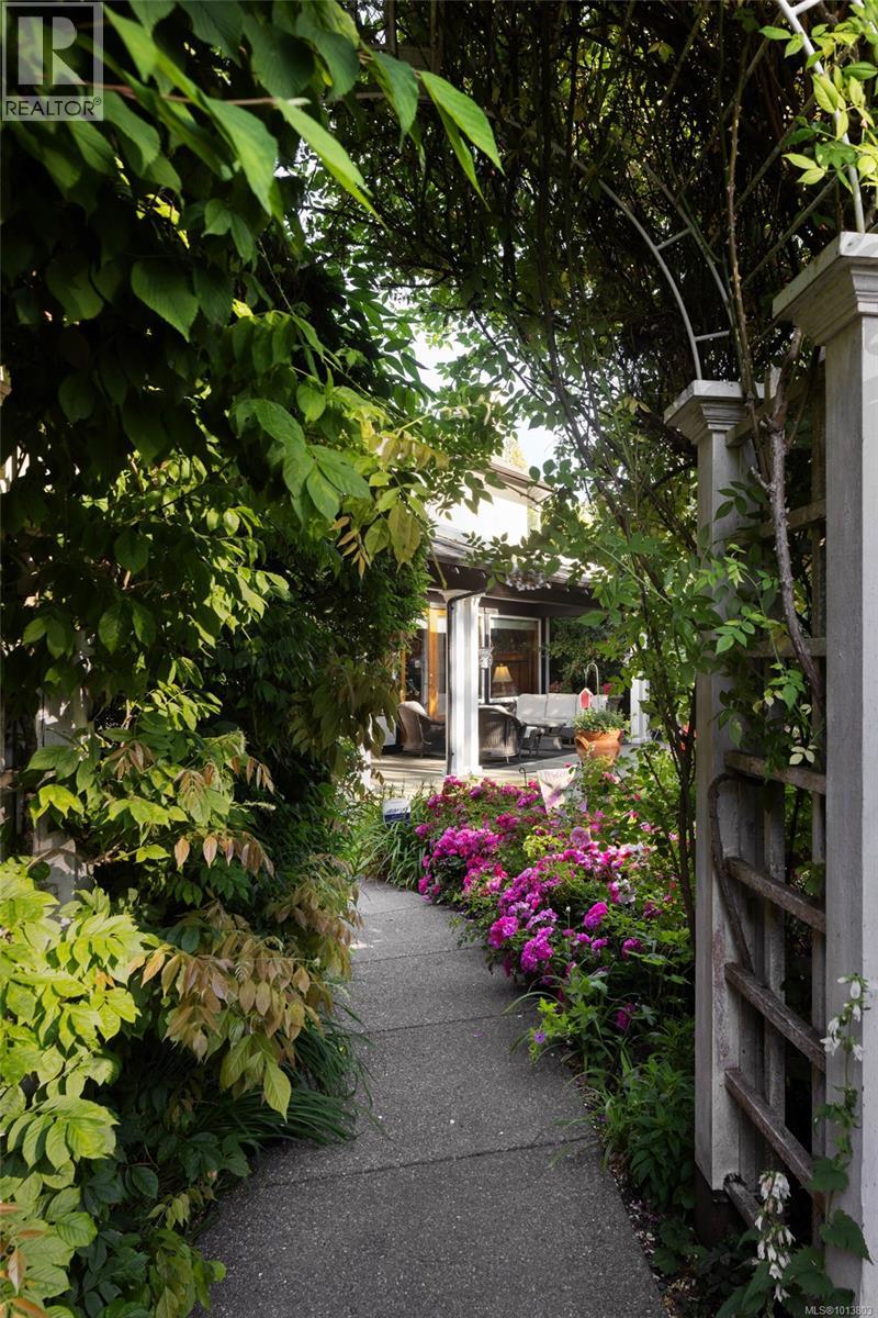  1580 Beach Drive, Oak Bay