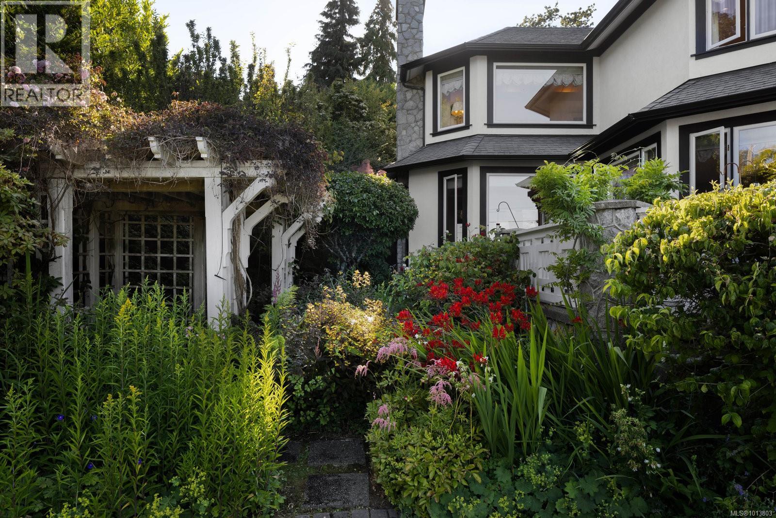  1580 Beach Drive, Oak Bay