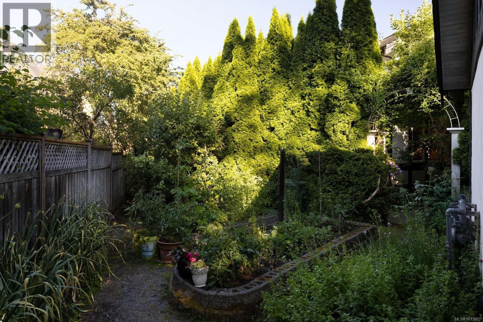  1580 Beach Drive, Oak Bay