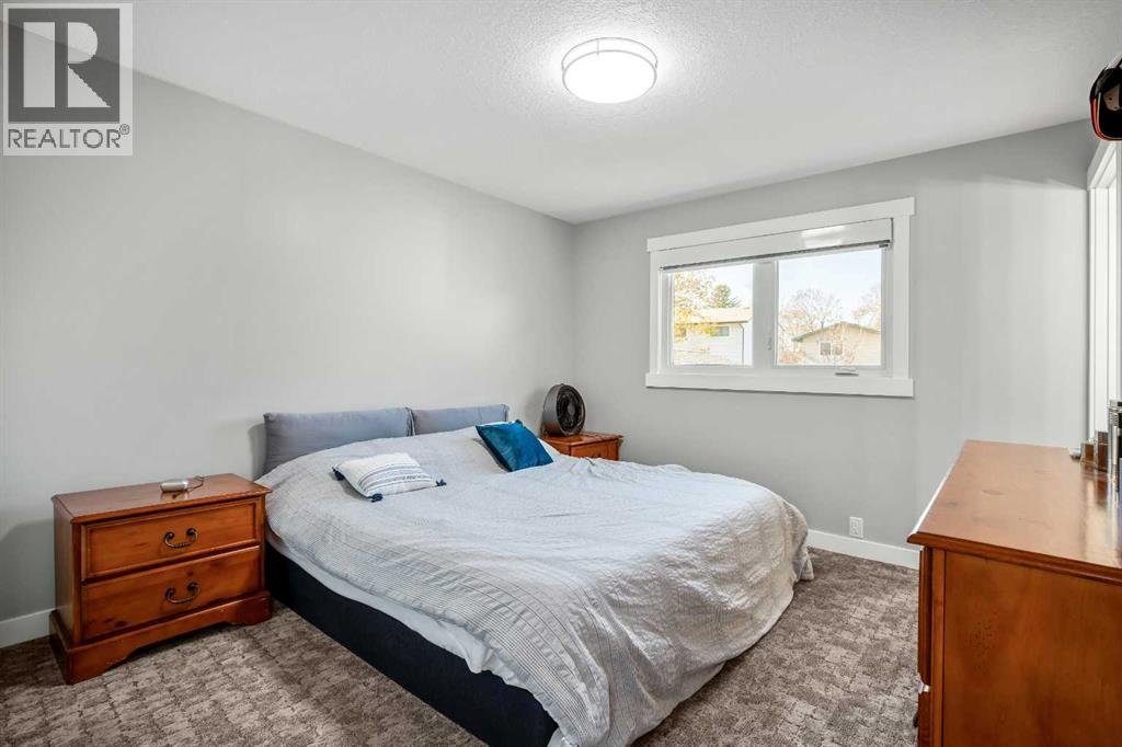 Single Family House 4 Level for Sale in  Pinemill Way NE Pineridge Calgary 